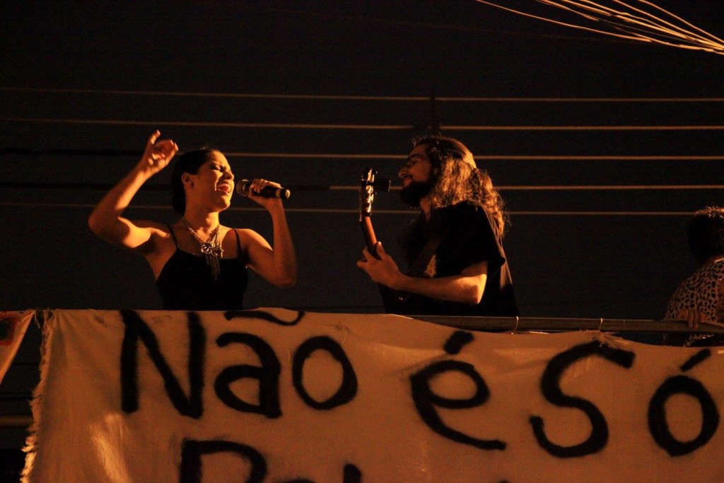 Ana Rafaela canta na ocupação