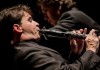 O encantador de clarinetes Cristiano Alves em concerto com a Orquestra