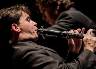 O encantador de clarinetes Cristiano Alves em concerto com a Orquestra
