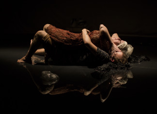 O jogo de sombras e a dança dos corpos: OraMortem é um mergulho na memória