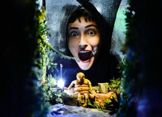 Caixas no Caminho: o teatro lambe-lambe desvenda histórias por uma fresta