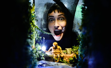 Caixas no Caminho: o teatro lambe-lambe desvenda histórias por uma fresta