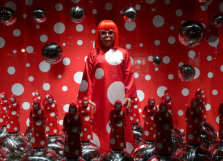 Yayoi Kusama transcende seu universo da arte para a moda