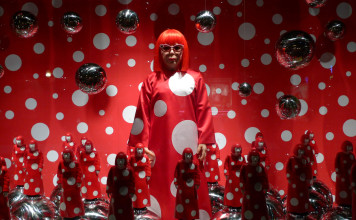 Yayoi Kusama transcende seu universo da arte para a moda