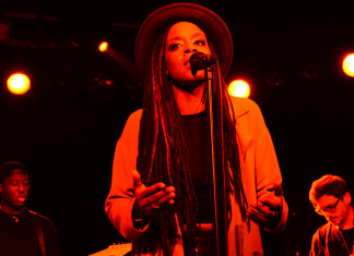 Orgasmos sonoros com a negritude e o hip-hop de Akua Naru