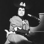 elton-john-estilo-moda-looks-vintage-vogue-portugal (1)