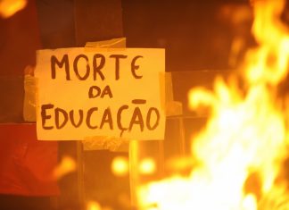 Os desafios de uma democracia em risco: os militantes do incêndio