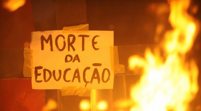 Os desafios de uma democracia em risco: os militantes do incêndio