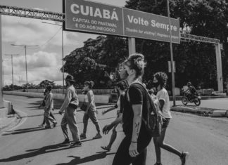 Theatro Fúria realiza intervenção urbana por ruas de Poconé
