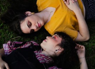 Cantora celebra a diversidade em clipe: música exalta amor entre mulheres