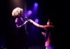 Em “peçavídeo” autobiográfica, atriz canta, dança e manipula formas animadas